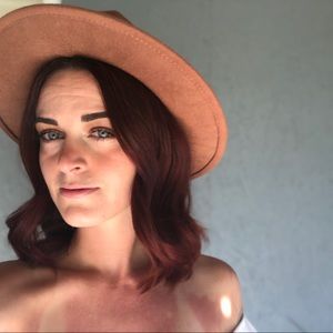 Meet your Posher, Caitlin